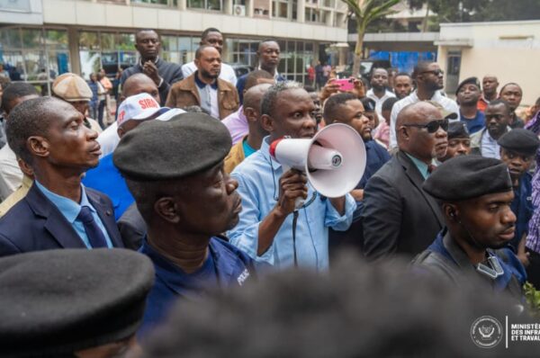 Ministère des ITP : Face aux revendications des agents du SIRAP, John Banza Lunda désamorce la crise en prônant l’action immédiate